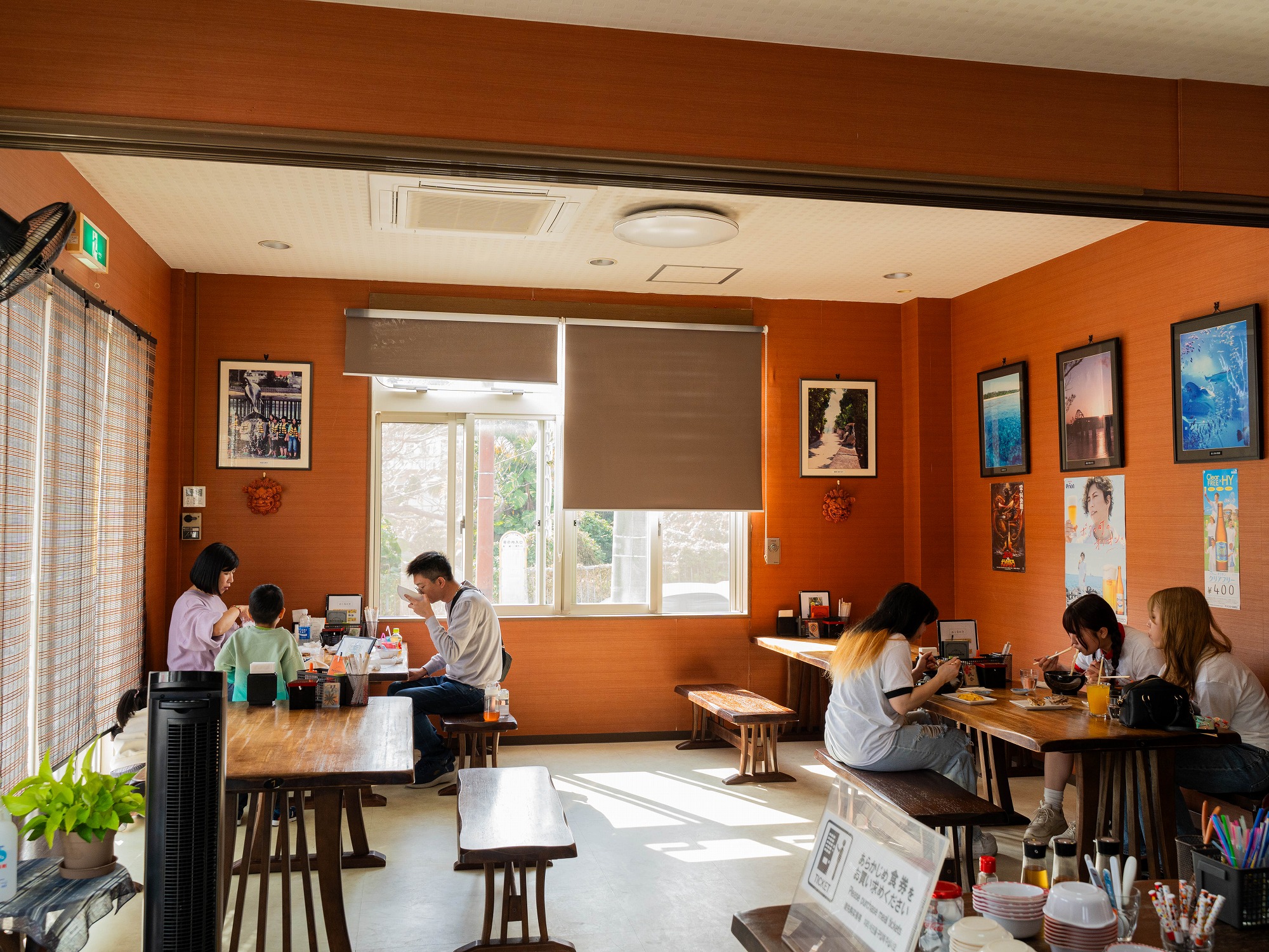 明るい店内とテーブル席｜本部町の地元食堂