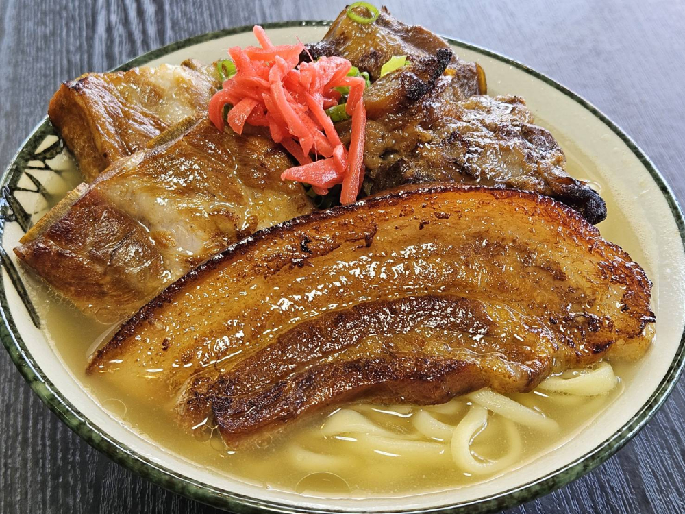 三枚肉がたっぷり乗った沖縄そば｜本部町沖縄そば ちむどんどんん