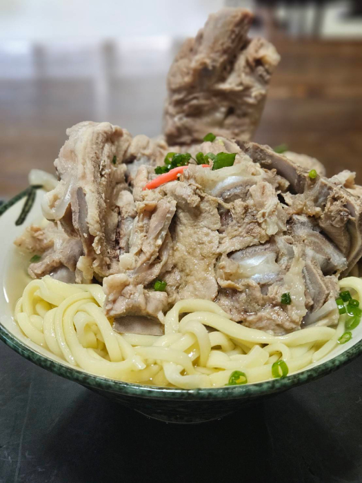 迫力満点のソーキそば｜アグー豚使用