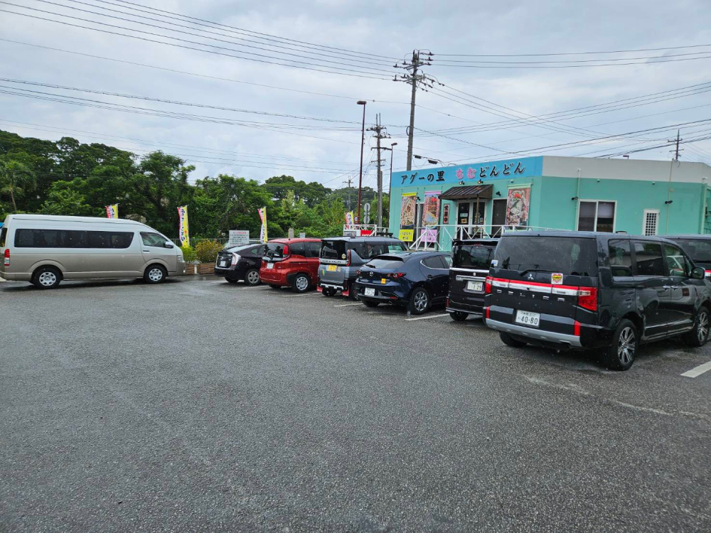 店舗前の広い駐車場｜沖縄そば ちむどんどん