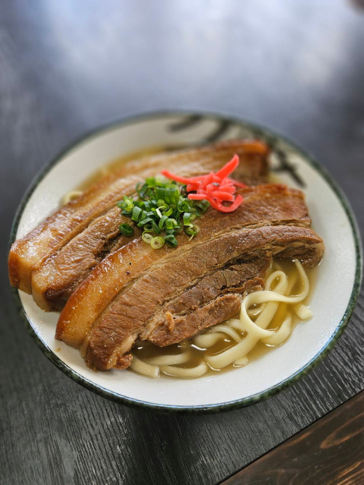 分厚い三枚肉の沖縄そば｜アグー豚専門店
