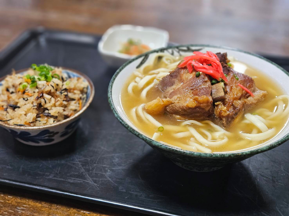 軟骨ソーキそばとジューシーセット｜本部町のそば屋