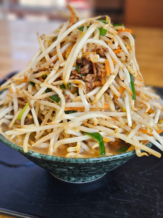 もやし山盛りそば｜本部町名物・ちむどんどん