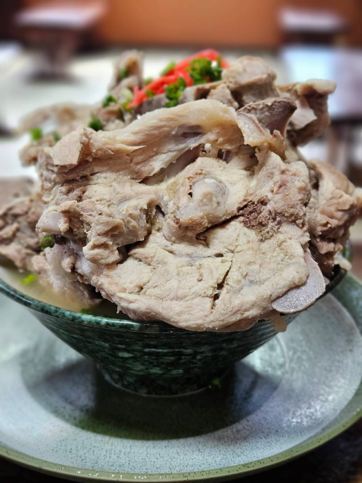 ボリューム満点の骨付き肉そば｜沖縄そば専門店